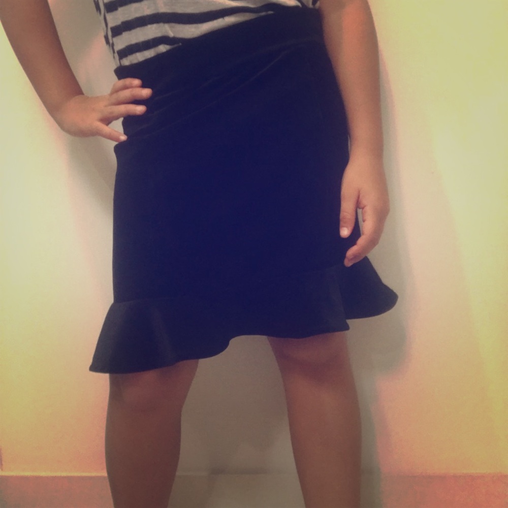 This is a beautiful black skit from forever 21